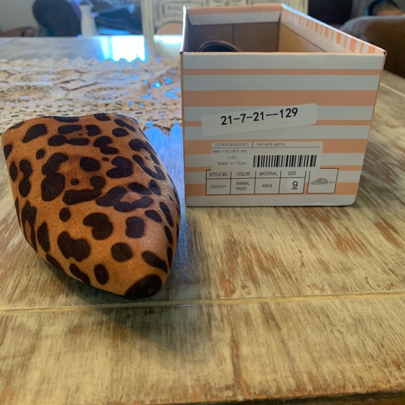 Leopard Print slip on shoe, New With Tag, Size 9 - Picture 2 of 5